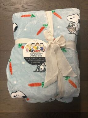 Snoopy plush blanket NWT (60” x 90”) ret $199USD